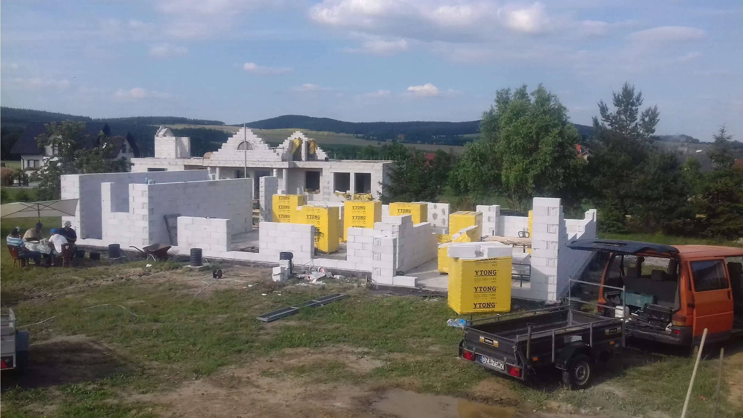 Stan surowy otwarty: wznoszenie ścian nośnych z bloczków betonowych